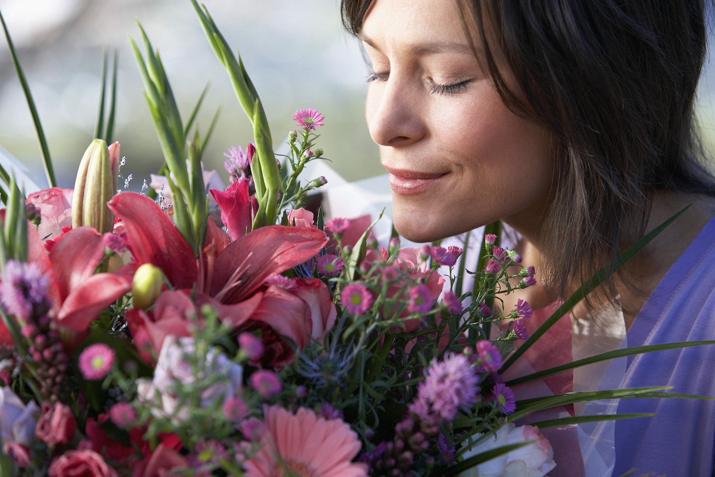 На улице дарят цветы. Счастливая девушка с цветами. Букет "женщине". Весенний букет цветов для женщины. Цветы для мамы.